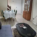 Two Double Bedroom House With Private Bathroom And Kitchen,