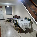 Two Double Bedroom House With Private Bathroom And Kitchen,