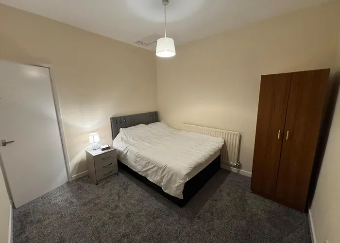 Two Double Bedroom House With Private Bathroom And Kitchen,